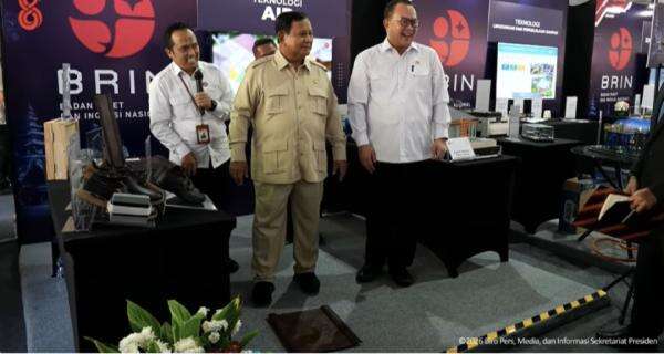 Prabowo Jajal Inovasi BRIN di Istana, Injak Genteng Biomassa Berbahan Serabut Kelapa Prabowo Jajal Inovasi BRIN di Istana, Injak Genteng Biomassa Berbahan Serabut Kelapa