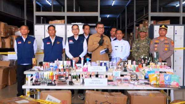 BPOM Bongkar Gudang Penyimpanan Kosmetik Impor Ilegal dari China, Nilainya Mencapai Rp27,6 M BPOM Bongkar Gudang Penyimpanan Kosmetik Impor Ilegal dari China, Nilainya Mencapai Rp27,6 M