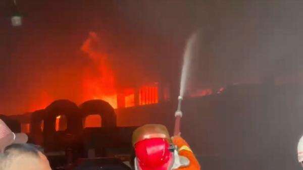 Pabrik Mi di Mojokerto Terbakar Hebat, Api Diduga dari Ruang Produksi Pabrik Mi di Mojokerto Terbakar Hebat, Api Diduga dari Ruang Produksi