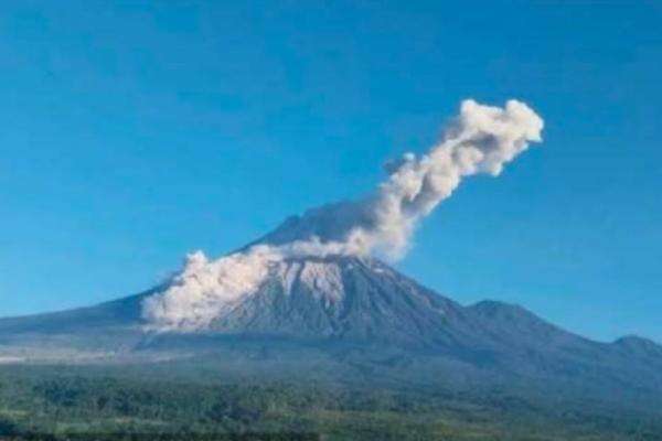 Gunung Semeru Erupsi, Luncurkan Awan Panas Guguran Sejauh 3.500 Meter Gunung Semeru Erupsi, Luncurkan Awan Panas Guguran Sejauh 3.500 Meter