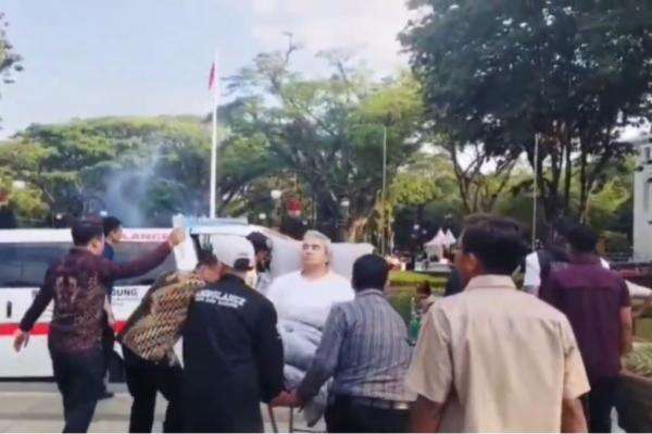 Penampakan Wali Kota Bandung Farhan Dievakuasi ke RS, Terbaring Lemas Diinfus Penampakan Wali Kota Bandung Farhan Dievakuasi ke RS, Terbaring Lemas Diinfus
