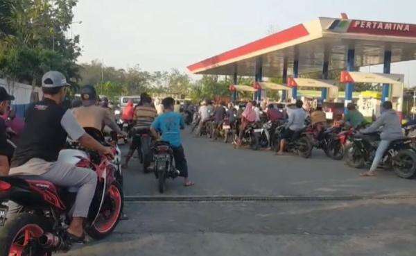 Warga Jember Antre Berjam-jam Takut Kehabisan Stok BBM di SPBU, Pertamina Buka Suara Warga Jember Antre Berjam-jam Takut Kehabisan Stok BBM di SPBU, Pertamina Buka Suara