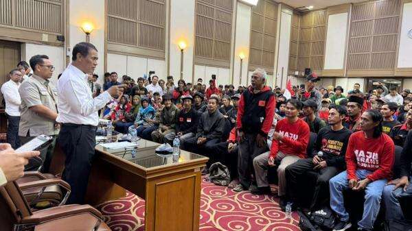 Mentan Amran Temui 1.000 Petani Indramayu, Selesaikan Masalah Sebelum Demo Mentan Amran Temui 1.000 Petani Indramayu, Selesaikan Masalah Sebelum Demo