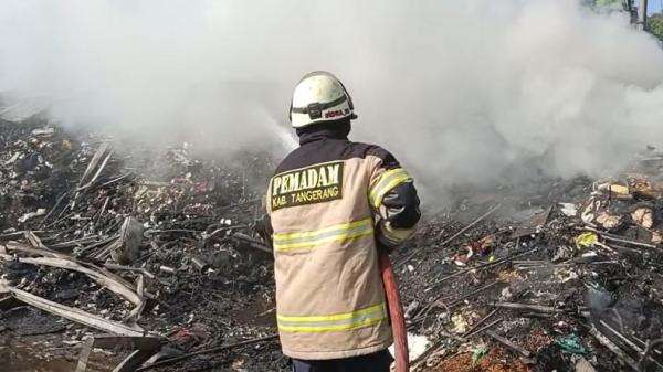 Korek Api Meledak, Gudang Limbah di Tangerang Hangus Terbakar Korek Api Meledak, Gudang Limbah di Tangerang Hangus Terbakar