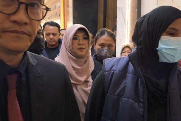 Dokter Tifa Didampingi Refly Harun Masuk Ruang Tahanan Polda Metro Jaya, Langsung Ditahan? Dokter Tifa Didampingi Refly Harun Masuk Ruang Tahanan Polda Metro Jaya, Langsung Ditahan?