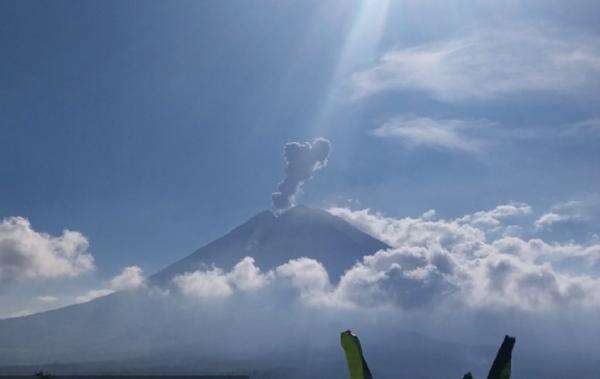 Gunung Semeru Erupsi, Muntahkan Abu Vulkanik 1.200 Meter Gunung Semeru Erupsi, Muntahkan Abu Vulkanik 1.200 Meter