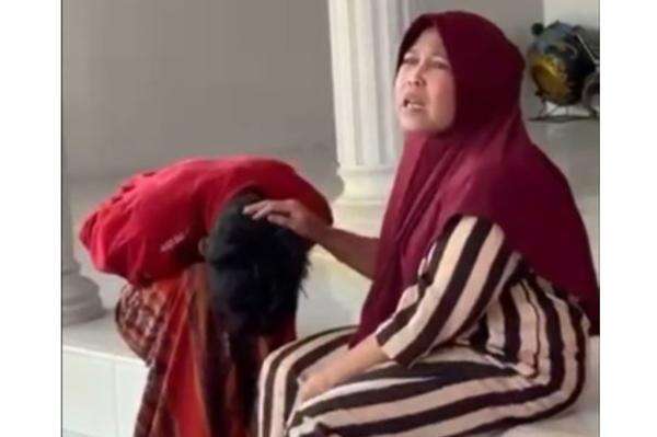 Nyaris Diamuk Warga, Pencuri Rokok di Bangkalan Diselamatkan Emak-Emak dan Diberi Makan Nyaris Diamuk Warga, Pencuri Rokok di Bangkalan Diselamatkan Emak-Emak dan Diberi Makan