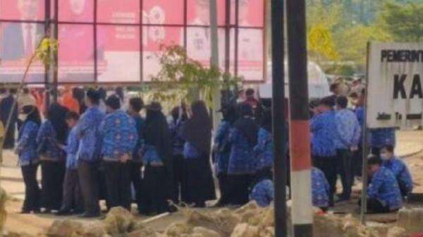 Puluhan ASN Tinggalkan Barisan dan Berteduh Saat Upacara HUT RI di Mamuju Tengah Puluhan ASN Tinggalkan Barisan dan Berteduh Saat Upacara HUT RI di Mamuju Tengah