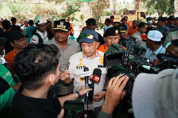 Tinjau Korban Gempa NTT, Mendagri: Pemerintah Siapkan Bantuan untuk Rumah Rusak Tinjau Korban Gempa NTT, Mendagri: Pemerintah Siapkan Bantuan untuk Rumah Rusak