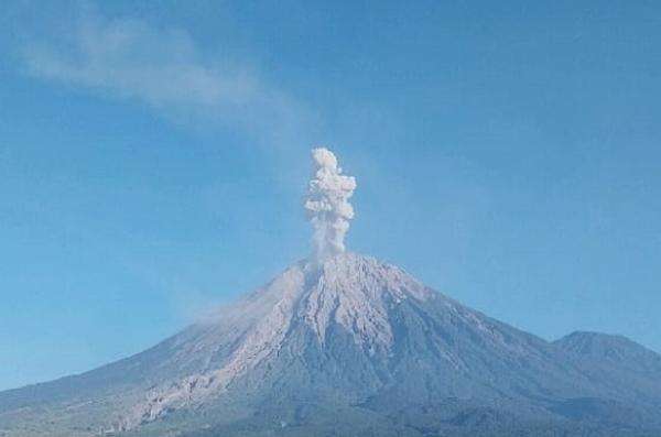 Gunung Semeru di Lumajang Meletus, Semburkan Abu Vulkanik 600 Meter Gunung Semeru di Lumajang Meletus, Semburkan Abu Vulkanik 600 Meter