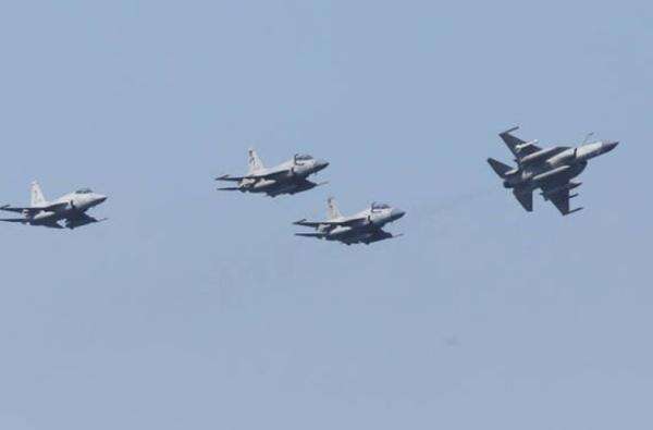 Jet Tempur Pakistan Usir Pesawat Militer Rafale India di Atas Kashmir Jet Tempur Pakistan Usir Pesawat Militer Rafale India di Atas Kashmir