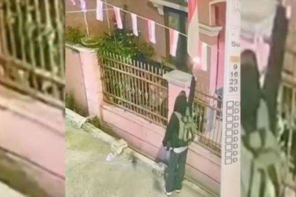 Viral Pria Bakar Bendera Merah Putih di Bandung, Aksinya Terekam CCTV Viral Pria Bakar Bendera Merah Putih di Bandung, Aksinya Terekam CCTV