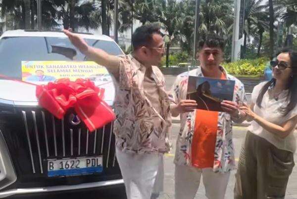 Heboh, Irfan Hakim Diberi Kado Raffi Ahmad Mobil Listrik Seharga Nyaris Rp1 Miliar Heboh, Irfan Hakim Diberi Kado Raffi Ahmad Mobil Listrik Seharga Nyaris Rp1 Miliar