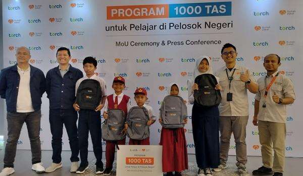 Kolaborasi Torch dan Rumah Zakat Bagikan 1000 Tas untuk Pelajar di Pelosok Negeri Kolaborasi Torch dan Rumah Zakat Bagikan 1000 Tas untuk Pelajar di Pelosok Negeri
