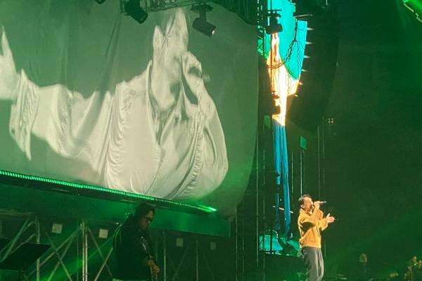 Afgan Buka Konser Retrospektif dengan Misteri Dunia, Disambut Riuh Ribuan Penonton Afgan Buka Konser Retrospektif dengan Misteri Dunia, Disambut Riuh Ribuan Penonton