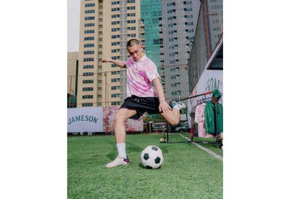 Sepak Bola Mendunia, J Balvin dan KidSuper Buktikan Budaya Suporter Kini Jadi Sorotan Sepak Bola Mendunia, J Balvin dan KidSuper Buktikan Budaya Suporter Kini Jadi Sorotan