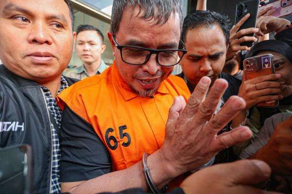 Penampakan Bupati Bolmut Sirajudin Lasena Pakai Rompi Tahanan KPK, Tangan Diborgol Penampakan Bupati Bolmut Sirajudin Lasena Pakai Rompi Tahanan KPK, Tangan Diborgol