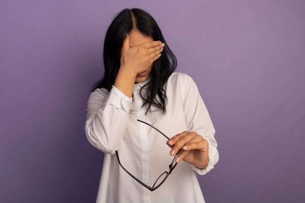 Mengenal Eye Floaters, Bintik atau Bayangan di Mata yang Ganggu Penglihatan Mengenal Eye Floaters, Bintik atau Bayangan di Mata yang Ganggu Penglihatan