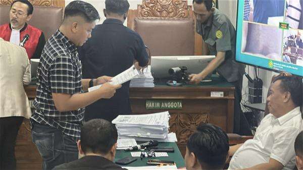Polisi Serahkan Tumpukan Dokumen di Sidang Praperadilan Roy Suryo Polisi Serahkan Tumpukan Dokumen di Sidang Praperadilan Roy Suryo