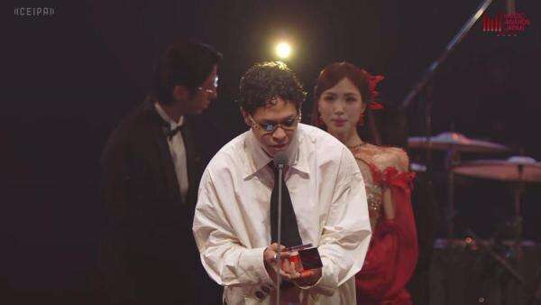Menang Music Awards Japan 2026, Hindia Suarakan Pesan Perjuangan: Tinju ke Atas! Menang Music Awards Japan 2026, Hindia Suarakan Pesan Perjuangan: Tinju ke Atas!