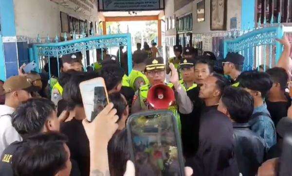 Warga Demo Sekolah Buntut Siswa SD di Pemalang Meninggal Diduga Di-bully Kakak Kelas Warga Demo Sekolah Buntut Siswa SD di Pemalang Meninggal Diduga Di-bully Kakak Kelas