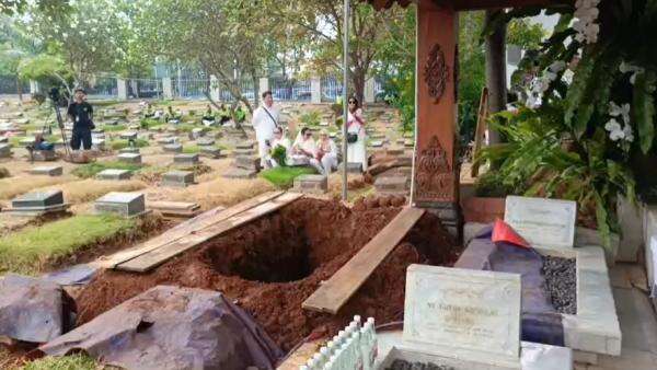 Jenazah Guruh Soekarnoputra Diberangkatkan ke TPU Karet Bivak Jenazah Guruh Soekarnoputra Diberangkatkan ke TPU Karet Bivak