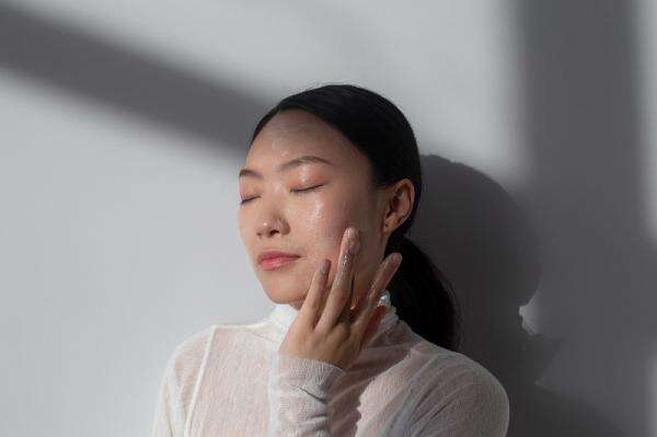 Tren Glass Skin Viral, Benarkah Bisa Merusak Skin Barrier? Tren Glass Skin Viral, Benarkah Bisa Merusak Skin Barrier?