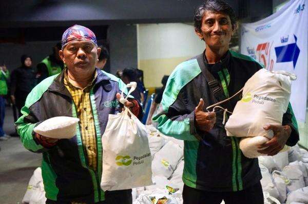 Pegadaian Salurkan 1.000 Paket Sembako untuk Pengemudi Ojek Online Pegadaian Salurkan 1.000 Paket Sembako untuk Pengemudi Ojek Online