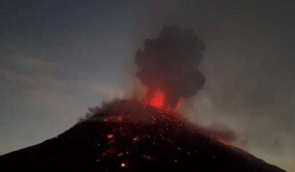 Gunung Ili Lewotolok Erupsi Malam Ini, Luncurkan Lava Pijar 600 Meter Gunung Ili Lewotolok Erupsi Malam Ini, Luncurkan Lava Pijar 600 Meter