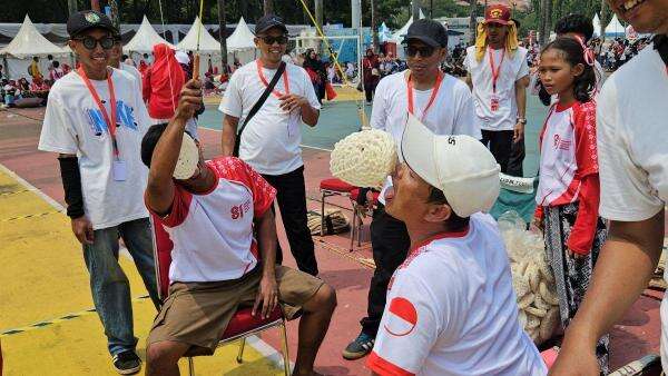 Serunya Lomba 17-an di Monas, Ada Makan Kerupuk hingga Panjat Pinang Serunya Lomba 17-an di Monas, Ada Makan Kerupuk hingga Panjat Pinang