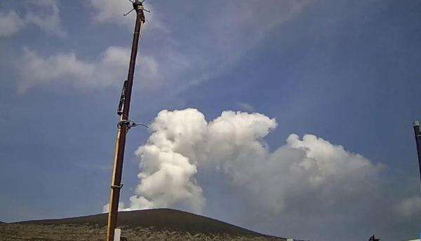 Asap Gunung Anak Krakatau Capai 200 Meter, Status Masih Siaga Level III Asap Gunung Anak Krakatau Capai 200 Meter, Status Masih Siaga Level III