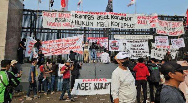 Massa Mulai Padati DPR, Tuntut Sahkan RUU Perampasan Aset dan Hukuman Mati Koruptor Massa Mulai Padati DPR, Tuntut Sahkan RUU Perampasan Aset dan Hukuman Mati Koruptor