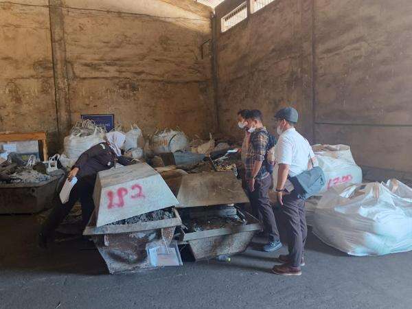 Kejagung Sita 104 Ton Timah Milik Terpidana Amron, Hasil Lelang untuk Bayar Uang Pengganti Kejagung Sita 104 Ton Timah Milik Terpidana Amron, Hasil Lelang untuk Bayar Uang Pengganti