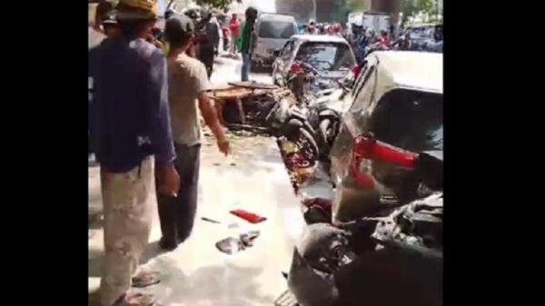 Truk Tabung Gas Tabrak Sejumlah Kendaraan hingga Gerobak Bakso di Bandung, Pesepeda Tewas Truk Tabung Gas Tabrak Sejumlah Kendaraan hingga Gerobak Bakso di Bandung, Pesepeda Tewas
