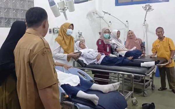 86 Siswa MTsN 1 Kota Pariaman Dilarikan ke Rumah Sakit, Diduga Keracunan MBG 86 Siswa MTsN 1 Kota Pariaman Dilarikan ke Rumah Sakit, Diduga Keracunan MBG