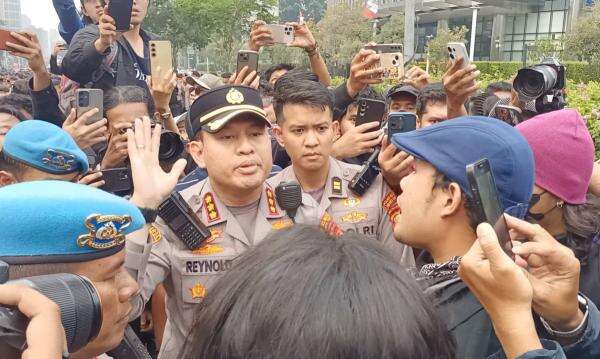 Polisi Cegat Mahasiswa yang Ingin Demo di Bundaran HI Polisi Cegat Mahasiswa yang Ingin Demo di Bundaran HI