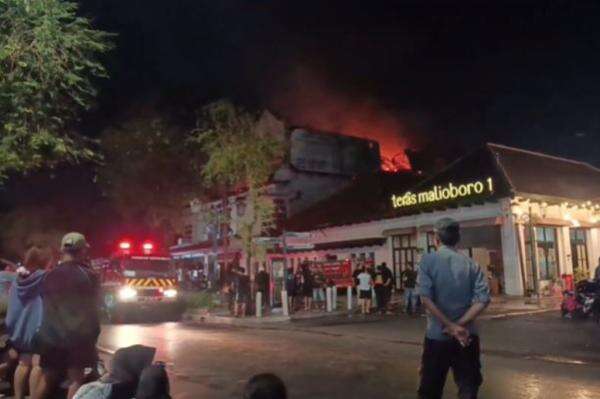 Kebakaran Hamzah Batik Malioboro di Yogyakarta, Api Membesar dari Lantai Atas Kebakaran Hamzah Batik Malioboro di Yogyakarta, Api Membesar dari Lantai Atas