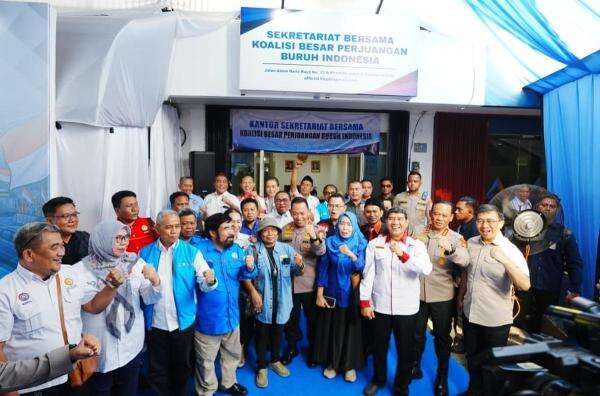 Resmikan Sekretariat Bersama KBPBI, Kapolri Tegaskan Terus Perjuangkan Hak-Kesejahteraan Buruh Resmikan Sekretariat Bersama KBPBI, Kapolri Tegaskan Terus Perjuangkan Hak-Kesejahteraan Buruh