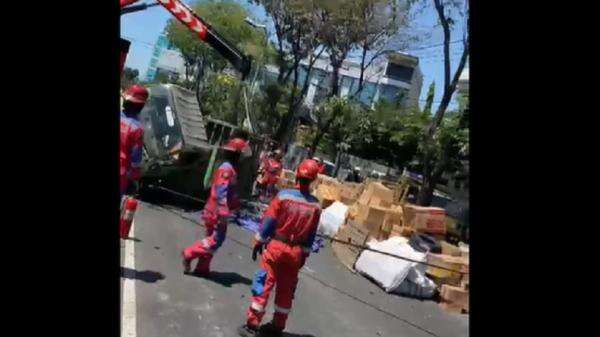 Ban Pecah, Truk Ekspedisi Bermuatan Ratusan Paket Sepeda Terguling di Surabaya Ban Pecah, Truk Ekspedisi Bermuatan Ratusan Paket Sepeda Terguling di Surabaya