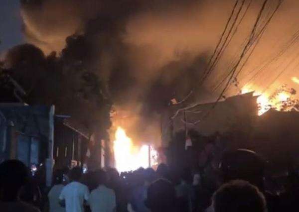 Kebakaran Melahap Pabrik Bingkai di Duren Sawit Jaktim Kebakaran Melahap Pabrik Bingkai di Duren Sawit Jaktim