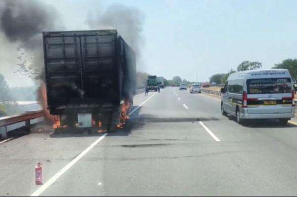 Truk Kontainer Bawa Paket Terbakar di Tol Solo-Ngawi, Api Merembet Dekati Permukiman Truk Kontainer Bawa Paket Terbakar di Tol Solo-Ngawi, Api Merembet Dekati Permukiman