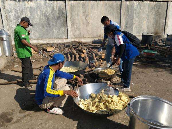 Dapur Umum Kemensos Siapkan 9.500 Bungkus Makanan per Hari untuk Pengungsi Gempa NTT Dapur Umum Kemensos Siapkan 9.500 Bungkus Makanan per Hari untuk Pengungsi Gempa NTT
