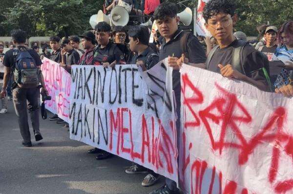 Ratusan Mahasiswa Demo di Dekat Patung Kuda, Bawa 3 Tuntutan Ratusan Mahasiswa Demo di Dekat Patung Kuda, Bawa 3 Tuntutan