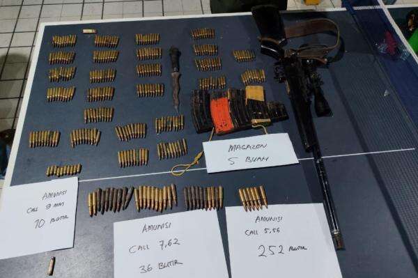Satgas Damai Cartenz Tangkap DPO Jaringan Senjata dan Amunisi di Jayapura, 298 Peluru Disita Satgas Damai Cartenz Tangkap DPO Jaringan Senjata dan Amunisi di Jayapura, 298 Peluru Disita