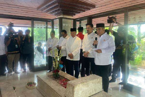 Jelang HUT ke-81 RI, Pimpinan MPR Ziarah ke Makam Bung Hatta di Tanah Kusir Jelang HUT ke-81 RI, Pimpinan MPR Ziarah ke Makam Bung Hatta di Tanah Kusir