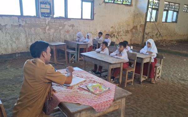 Miris! Gedung SDN Tlomar 2 Bangkalan Mirip Kandang Sapi, 10 Tahun Tak Direnovasi Miris! Gedung SDN Tlomar 2 Bangkalan Mirip Kandang Sapi, 10 Tahun Tak Direnovasi