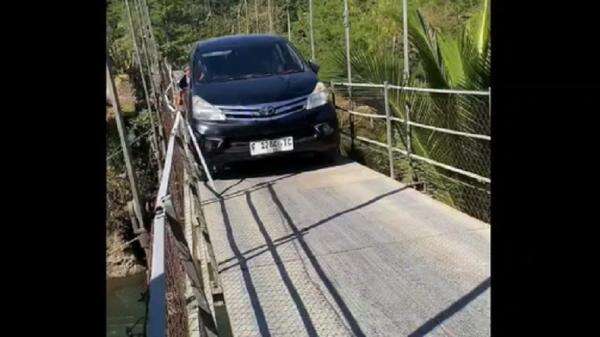 Viral! Avanza Penuh Muatan Penumpang Nekat Melintasi Jembatan Gantung di Cianjur Viral! Avanza Penuh Muatan Penumpang Nekat Melintasi Jembatan Gantung di Cianjur