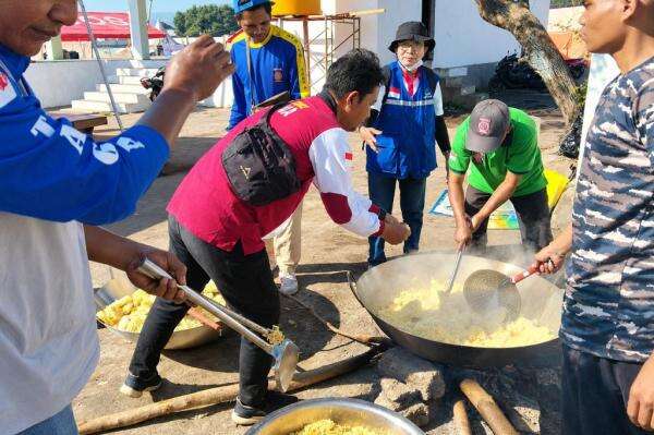 Bantu Pengungsi Gempa NTT, Dapur Kemensos Siapkan 9.500 Bungkus Makanan per Hari Bantu Pengungsi Gempa NTT, Dapur Kemensos Siapkan 9.500 Bungkus Makanan per Hari