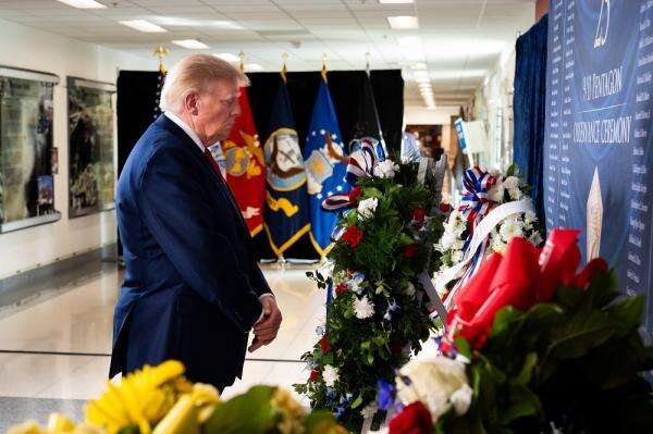 Trump Ingin Irlandia Bersatu, Demonstran Berpakaian dan Berkaca Mata Hitam Bakar Bendera AS Trump Ingin Irlandia Bersatu, Demonstran Berpakaian dan Berkaca Mata Hitam Bakar Bendera AS