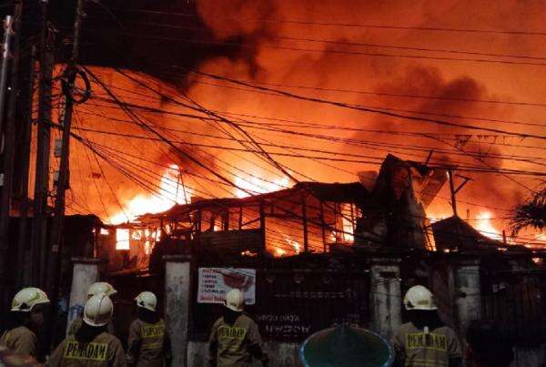 Kebakaran Hebat di Kebayoran Lama Hanguskan 18 Rumah, Kerugian Ditaksir Rp1,2 Miliar Kebakaran Hebat di Kebayoran Lama Hanguskan 18 Rumah, Kerugian Ditaksir Rp1,2 Miliar